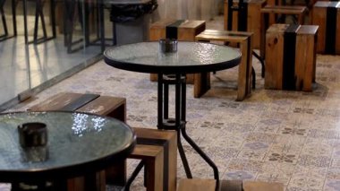Kafe ve restoranda boş masa ve sandalye, içi boş, ahşap masalar ve sıcak, rahat ışık ayarları olan modern kafe..