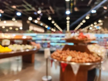 Modern bir markette meyve ve sebze bölümünün bulanık, geniş bir görüntüsü. Fotoğraf, alışveriş, taze yemek ve sağlıklı yaşam için mükemmel..