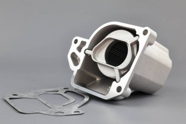 Vakum filtresi Allison transmisyonu gri arka planda conta ile.