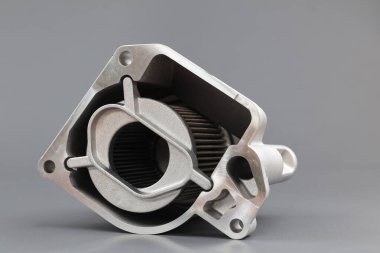 Vakum filtresi Allison transmisyonu gri arka planda conta ile.