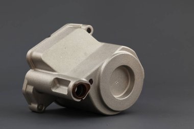 Vakum filtresi Allison transmisyonu gri arka planda conta ile.