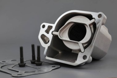 Vakum filtresi Allison transmisyonu gri arka planda conta ile.