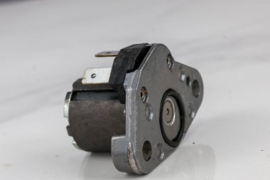 Allison iletim bobini elektrik bağlantıları ve metal tabanlı beyaz arka planda çeşitli açılardan gösterilmiş. Resimler onun kompakt tasarım ve mühendislik detaylarını vurgular.