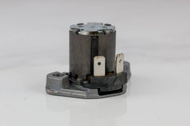 Allison iletim bobini elektrik bağlantıları ve metal tabanlı beyaz arka planda çeşitli açılardan gösterilmiş. Resimler onun kompakt tasarım ve mühendislik detaylarını vurgular.