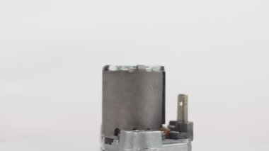 Allison iletim bobini elektrik bağlantıları ve metal tabanlı beyaz arka planda çeşitli açılardan gösterilmiş. Resimler onun kompakt tasarım ve mühendislik detaylarını vurgular.