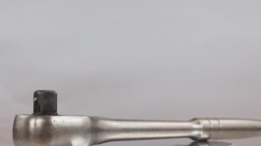 Dönen bir ekranda metalik bir anahtarın yakın plan çekimi, temiz, cilalı ve mekanik detaylarını vurguluyor..