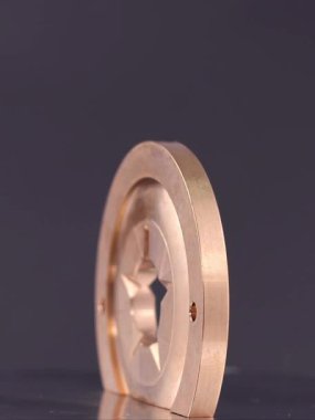 Dönen ekranda turbo şarj aleti var. Merkezinde beş köşeli yıldız delikleri olan dairesel metal plaka..