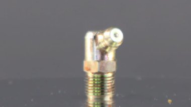 Dönen ekrana saçılmış yağ tesisatlarını (Zerk montajları olarak da bilinir) kapat. Meme Yağı.