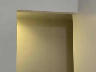 Yumuşak gölgeler ve ışık efektleriyle minimalist duvar, soyut veya mimari temalar için mükemmel. Nötr tonlara sahip modern geometrik tasarım ve temiz ve çağdaş arkaplanlar için pürüzsüz doku.