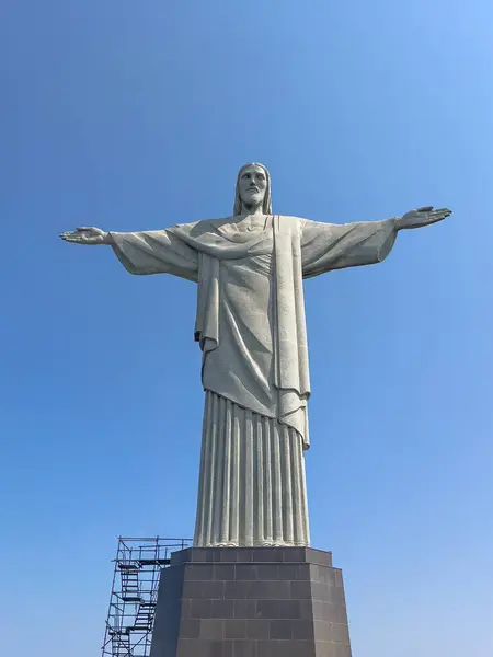 Rio de Janeiro, Brezilya 'daki Kurtarıcı İsa heykeli açık mavi bir gökyüzüne doğru yola çıktı. Bu ikonik anıt barışı, inancı ve kültürü temsil ediyor ve Güney Amerika 'da görülmesi gereken bir turizm merkezi haline getiriyor..