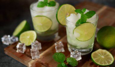Yaz kokteylini buzla, nane yaprağıyla tazeliyorum..