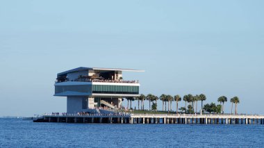 St. Pete Pier, St. Petersburg şehir merkezinden Tampa Körfezi 'ne uzanan tarihi bir eğlence rıhtımıdır.