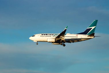 WestJet Havayolları 'nın John G. Diefenbaker Havaalanına inen uçağı, Saskatoon, Saskatchewan 28 Aralık 2023