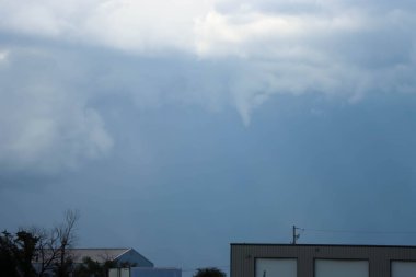 Kasırga, Martensville, Saskatchewan 'da Huni Bulutlu Süper Hücreleri Uyardı