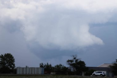 Kasırga, Martensville, Saskatchewan 'da Huni Bulutlu Süper Hücreleri Uyardı