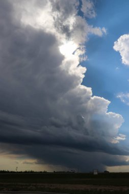 Kasırga, Martensville, Saskatchewan 'da Huni Bulutlu Süper Hücreleri Uyardı