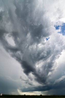 Kasırga, Martensville, Saskatchewan 'da Huni Bulutlu Süper Hücreleri Uyardı