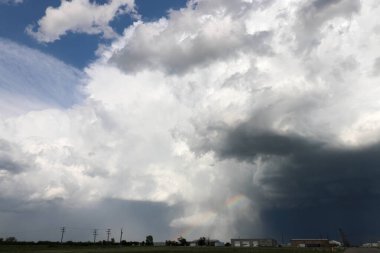 Kasırga, Martensville, Saskatchewan 'da Huni Bulutlu Süper Hücreleri Uyardı