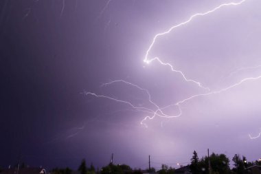 Şiddetli Gök Gürültüsü Güzel Mor Yıldırımlı Yıldırımlar Ön pencereden alındı Camda yağmur damlaları var