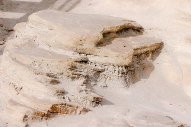 Drumheller, Alberta 'nın 10 numaralı otobanının hemen dışındaki Willow Creek Serserileri. Güzel kum taşı sütunları, bazıları kayalık, yatay ve dikey biçimde yakalanmış. Çekim Tarihi: 28 Eylül 2024.