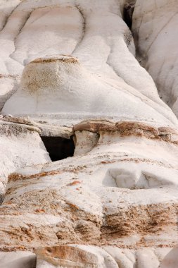 Drumheller, Alberta 'nın 10 numaralı otobanının hemen dışındaki Willow Creek Serserileri. Güzel kum taşı sütunları, bazıları kayalık, yatay ve dikey biçimde yakalanmış. Çekim Tarihi: 28 Eylül 2024.