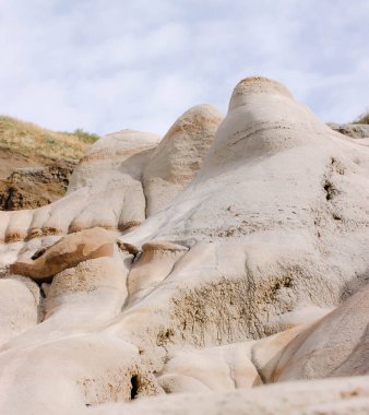 Drumheller, Alberta 'nın 10 numaralı otobanının hemen dışındaki Willow Creek Serserileri. Güzel kum taşı sütunları, bazıları kayalık, yatay ve dikey biçimde yakalanmış. Çekim Tarihi: 28 Eylül 2024.