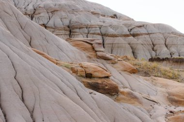 Drumheller, Alberta 'nın 10 numaralı otobanının hemen dışındaki Willow Creek Serserileri. Güzel kum taşı sütunları, bazıları kayalık, yatay ve dikey biçimde yakalanmış. Çekim Tarihi: 28 Eylül 2024.