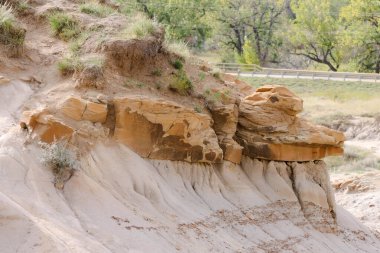 Drumheller, Alberta 'nın 10 numaralı otobanının hemen dışındaki Willow Creek Serserileri. Güzel kum taşı sütunları, bazıları kayalık, yatay ve dikey biçimde yakalanmış. Çekim Tarihi: 28 Eylül 2024.