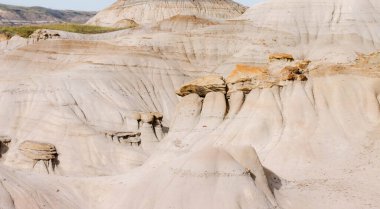 Drumheller, Alberta 'nın 10 numaralı otobanının hemen dışındaki Willow Creek Serserileri. Güzel kum taşı sütunları, bazıları kayalık, yatay ve dikey biçimde yakalanmış. Çekim Tarihi: 28 Eylül 2024.