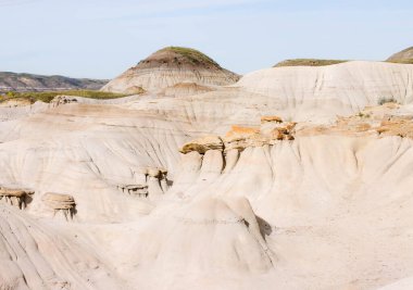 Drumheller, Alberta 'nın 10 numaralı otobanının hemen dışındaki Willow Creek Serserileri. Güzel kum taşı sütunları, bazıları kayalık, yatay ve dikey biçimde yakalanmış. Çekim Tarihi: 28 Eylül 2024.