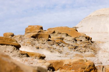 Drumheller, Alberta 'nın 10 numaralı otobanının hemen dışındaki Willow Creek Serserileri. Güzel kum taşı sütunları, bazıları kayalık, yatay ve dikey biçimde yakalanmış. Çekim Tarihi: 28 Eylül 2024.