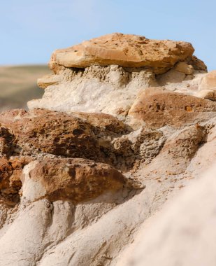 Drumheller, Alberta 'nın 10 numaralı otobanının hemen dışındaki Willow Creek Serserileri. Güzel kum taşı sütunları, bazıları kayalık, yatay ve dikey biçimde yakalanmış. Çekim Tarihi: 28 Eylül 2024.