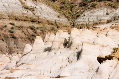 Drumheller, Alberta 'nın 10 numaralı otobanının hemen dışındaki Willow Creek Serserileri. Güzel kum taşı sütunları, bazıları kayalık, yatay ve dikey biçimde yakalanmış. Çekim Tarihi: 28 Eylül 2024.