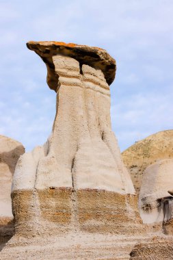 Drumheller, Alberta 'nın 10 numaralı otobanının hemen dışındaki Willow Creek Serserileri. Güzel kum taşı sütunları, bazıları kayalık, yatay ve dikey biçimde yakalanmış. Çekim Tarihi: 28 Eylül 2024.