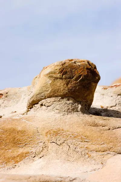 Drumheller, Alberta 'nın 10 numaralı otobanının hemen dışındaki Willow Creek Serserileri. Güzel kum taşı sütunları, bazıları kayalık, yatay ve dikey biçimde yakalanmış. Çekim Tarihi: 28 Eylül 2024.