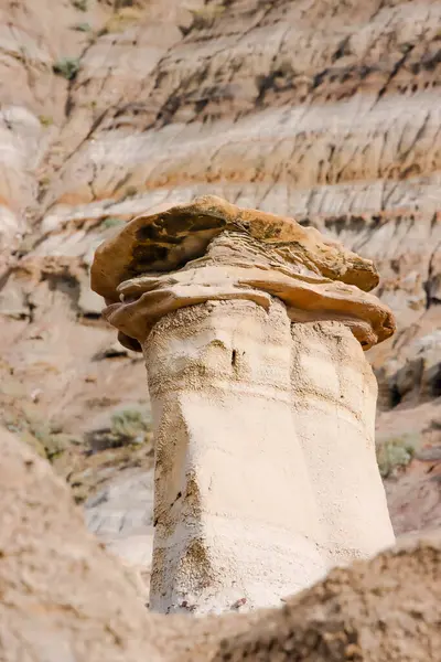 Drumheller, Alberta 'nın 10 numaralı otobanının hemen dışındaki Willow Creek Serserileri. Güzel kum taşı sütunları, bazıları kayalık, yatay ve dikey biçimde yakalanmış. Çekim Tarihi: 28 Eylül 2024.