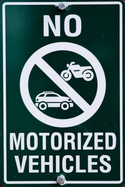 Motorlu Araçlar İşareti Yok. Atnalı Kanyonu 'nda çekildi. Drumheller yakınlarında, Alberta 29 Eylül 2024.
