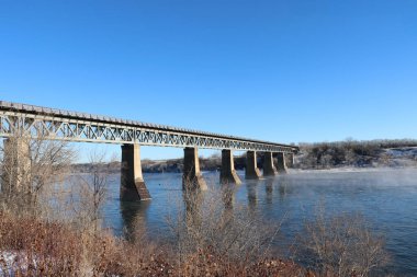Saskatchewan, Saskatchewan 'daki Güney Saskatchewan Nehri' nden geçen CPR Demiryolu Köprüsü Kış Sahnesi 31 Aralık 2018.