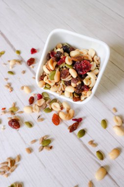 Yatay ve dikey olarak, beyaz ve siyah arka planda atıştırmalık yiyecek ayı için çeşitli atıştırmalıklar alınmıştır..