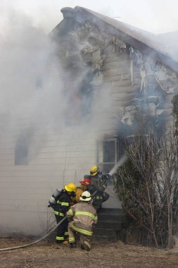 Gönüllü itfaiyeciler Saskatchewan 'da canlı yapı yangını eğitimi alıyor.