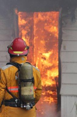 Gönüllü itfaiyeciler Saskatchewan 'da canlı yapı yangını eğitimi alıyor.