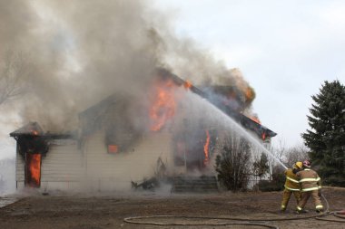 Gönüllü itfaiyeciler Saskatchewan 'da canlı yapı yangını eğitimi alıyor.
