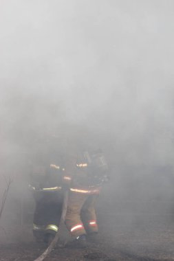 Gönüllü itfaiyeciler Saskatchewan 'da canlı yapı yangını eğitimi alıyor.