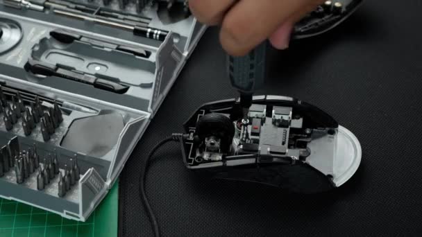 Mexický Elektronický Technik Dílně Opravuje Drátovou Myš Která Záruce Odšroubovává — Stock video