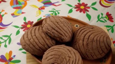 Kil tabakta bir fincan sıcak kahveyle lezzetli çikolata conchas.