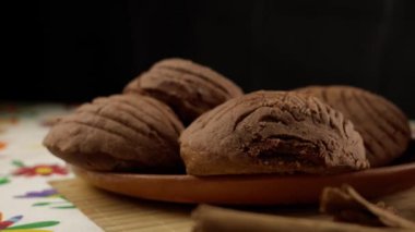 Meksika masasında tarçın çubukları olan çikolatalı tatlılar.