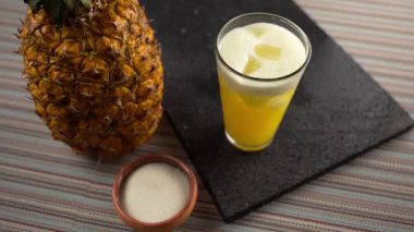 Aguas frescas, yaz için taze ananas suyu.