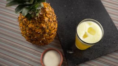 Lezzetli ananas suyu ve buzlu içecek.