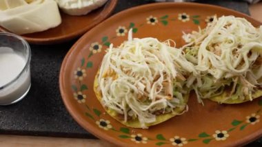 Meksika soslu tavuk, oaxaca peyniri, fasulye ve marul, yukarıdan manzara.