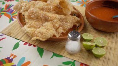 Çıtır domuz derisi Meksika yemeği (chicharron)